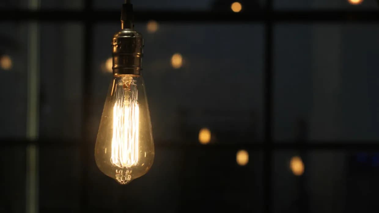 У Донецьку через удари по ТЕС введено режим надзвичайної ситуації: У Макіївку везуть генератор, люди показують знеструмлене місто